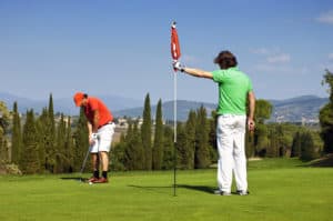 Golfer beim Putten am Green